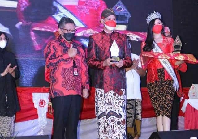 PDIP Anugerahi Ganjar Penghargaan Spesial Trisakti Tourism Award 2021